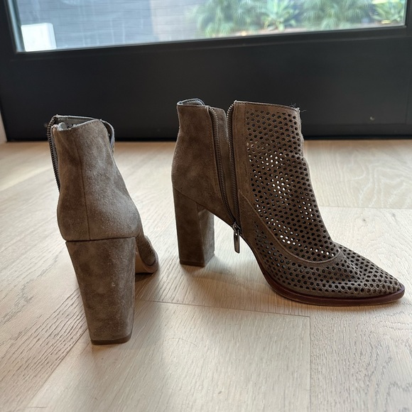 Vince Camuto Levesna Bootie - 6.5 - Picture 1 of 2